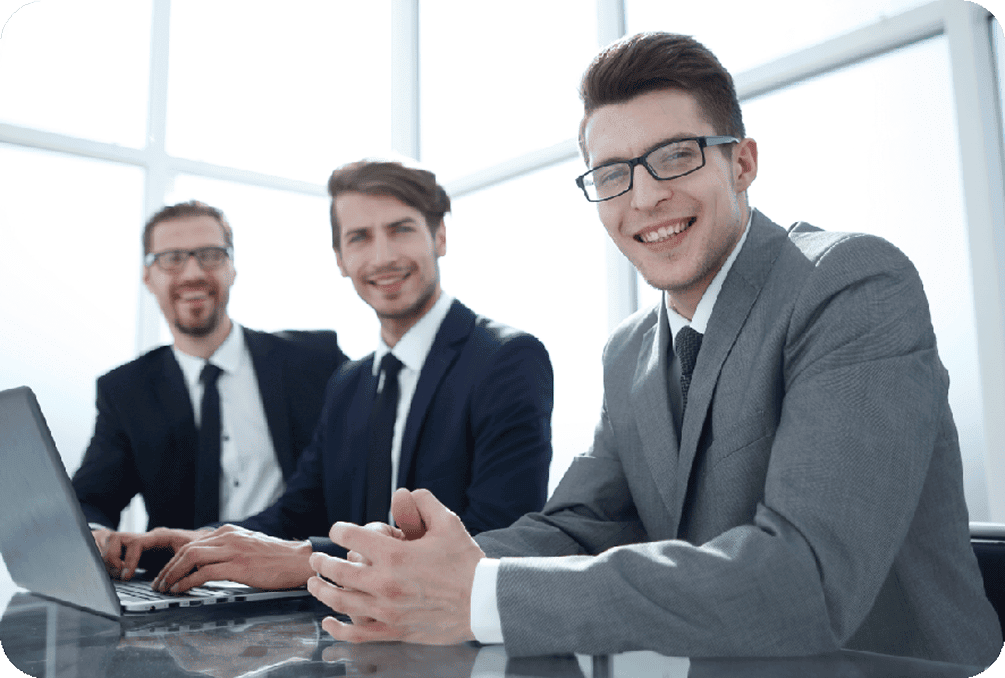 Equipo de profesionales y ejecutivos de Olimpo Tecnologías reunidos en una oficina.